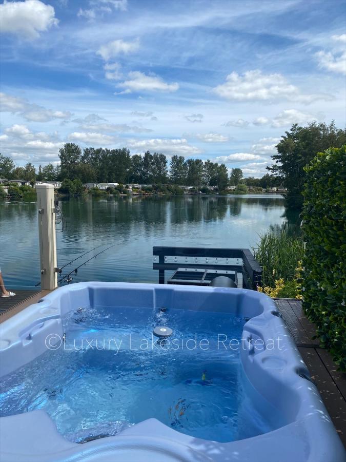 Lakeside Retreat With Hot Tub & Fishing Peg At Tattershall Lakes Country Park Hotel Exterior photo