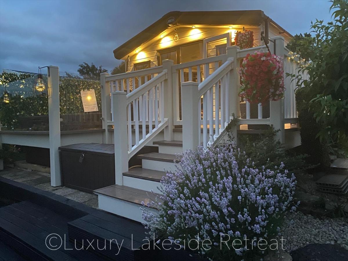 Lakeside Retreat With Hot Tub & Fishing Peg At Tattershall Lakes Country Park Hotel Exterior photo