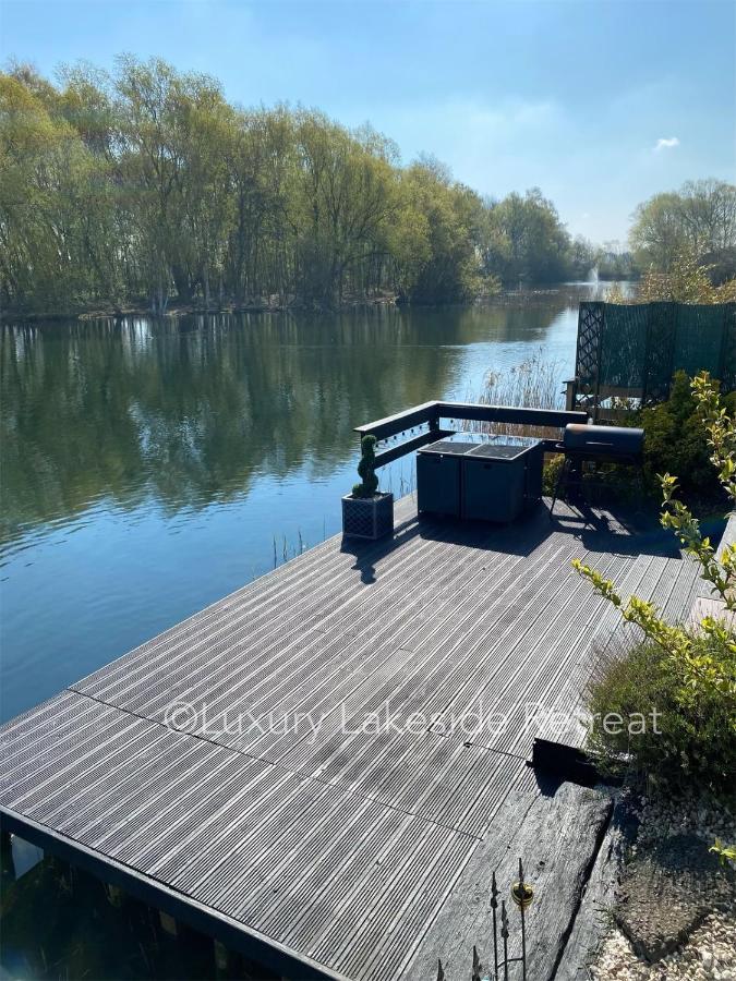 Lakeside Retreat With Hot Tub & Fishing Peg At Tattershall Lakes Country Park Hotel Exterior photo